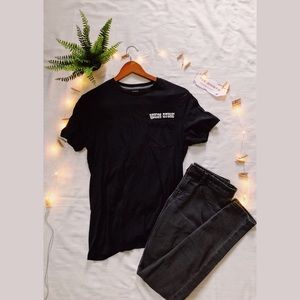 🏷SOLD Volcom Men’s Tee 🎁 FREE GIFT